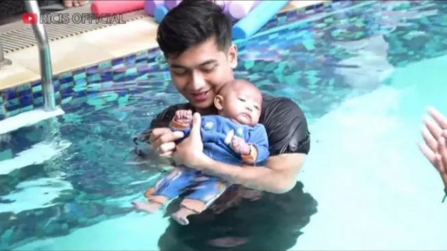 Baby Moana Dilepas Teuku Ryan Berenang Sendiri, Netizen "Ya Allah ngeri"