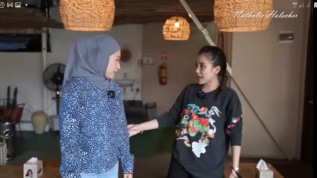 Baru Kenal, Ayu Ting Ting dan Nathalie Holscher Bikin Geng Janda