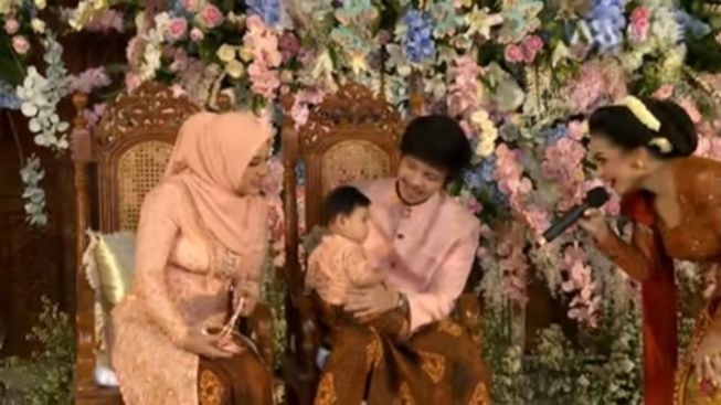Atta dan Aurel Beri Jawaban Berbeda Soal Ketidakhadiran Gen Halilintar di Tedak Siten Ameena