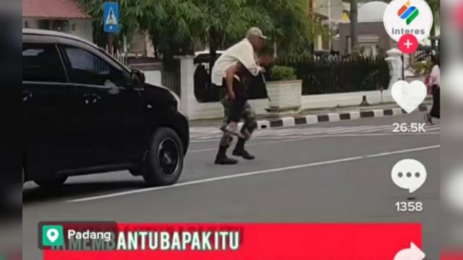 Viral Aksi Terpuji Prajurit Tni Gendong Lansia Seberangi Jalan Di Padang Ranah