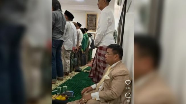 Hotman Paris Unggah Momen Duduk Manis Dalam Masjid, Sindir Kasus Warga Protes Ibadah Natal?