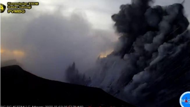 Erupsi Marapi Sudah 15 Kali, Semburkan Kolom Abu Vulkanik 200-300 Meter
