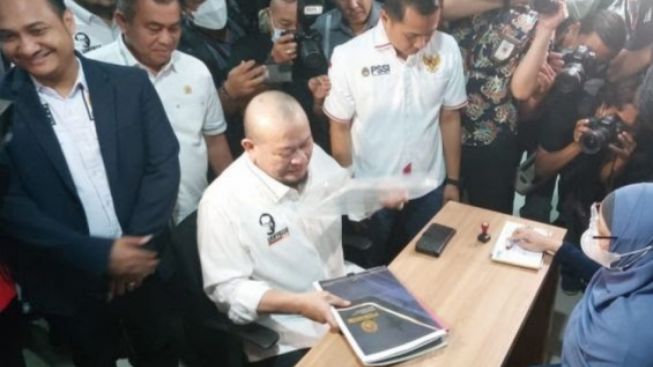 La Nyalla Mattalitti Resmi Mencalonkan Diri Jadi Ketum PSSI