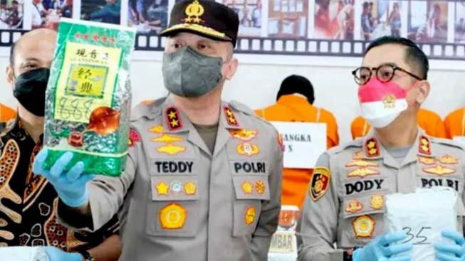 Sidang Perdana Teddy Minahasa dalam Kasus Tilap Barbuk Sabu di Bukittinggi Dimulai