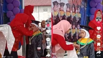 Mengandung Bawang! Pecah Tangis Bocah TK saat Wisuda Tanpa Ditemani Orang Tua, Ayahnya Gak Hadir sampai Sang Ibu yang Jadi TKW di Arab