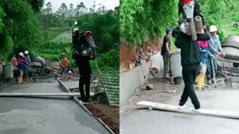Kuat Banget! Viral Video Pria Angkat Motor Gegara Ogah Putar Balik Saat Jalanan di Cor: Melongo!