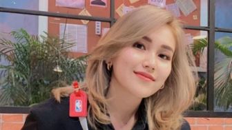 Ayu Ting Ting Ulang Tahun, Diberi Surprise Bak Artis Korea: Bunganya Banyak Banget!