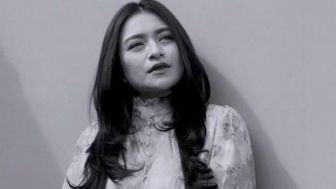 Dapat Dukungan Rekan Artis Usai Lepas Hijab, Ustaz Derry Sulaiman Spill Niat Masa Depan Nathalie Holscher