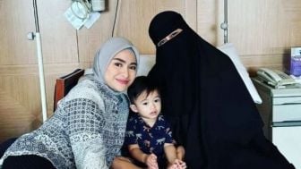 Dituding Murtad Pasca Lepas Hijab, Keyakinan Nathalie Holscher Terungkap! Umi Pipik Cerita Ibu Adzam Sudah Gak Kuat