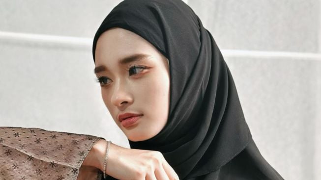 Inara Rusli Dirujak Gegara Kedapatan Mengumpat Saat Live Jualan Baju, Netizen Sinis: Ini Sikap Aslinya