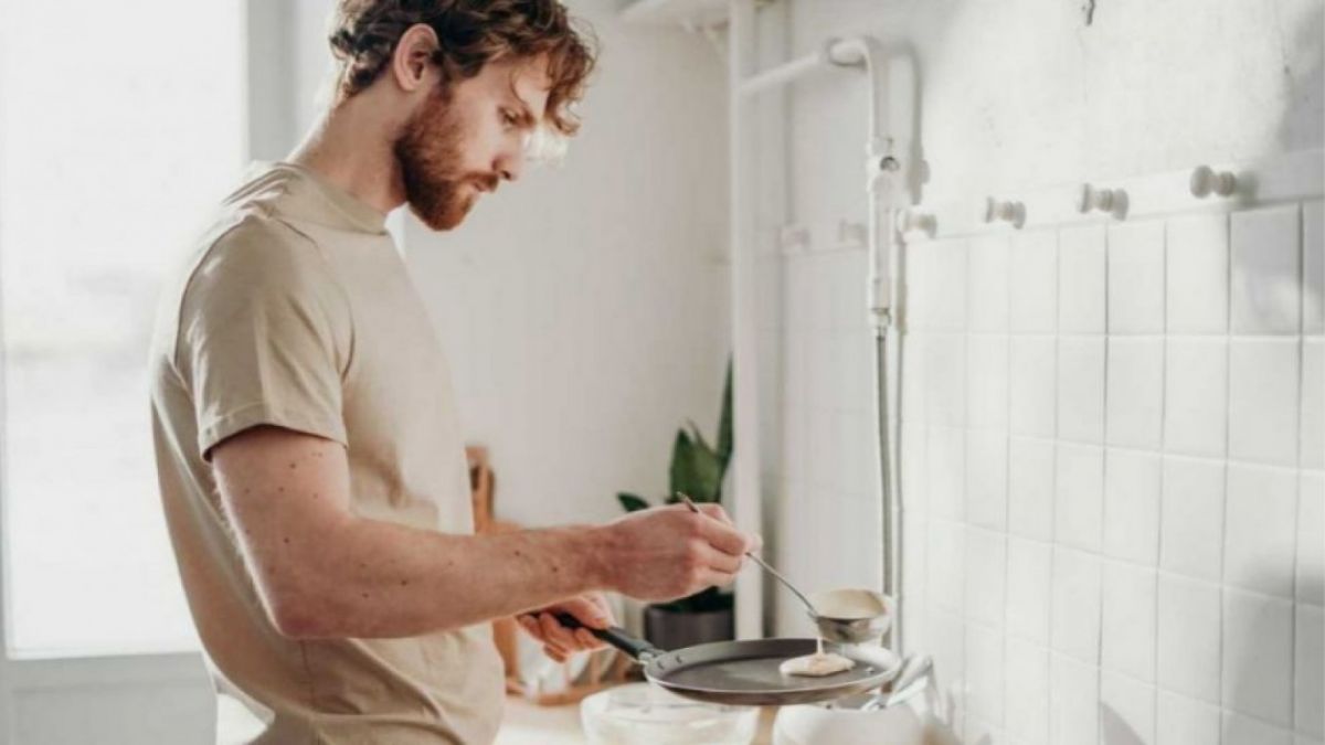 Ilustrasi memasak makanan sendiri [Pexels.com/Cottonbro]