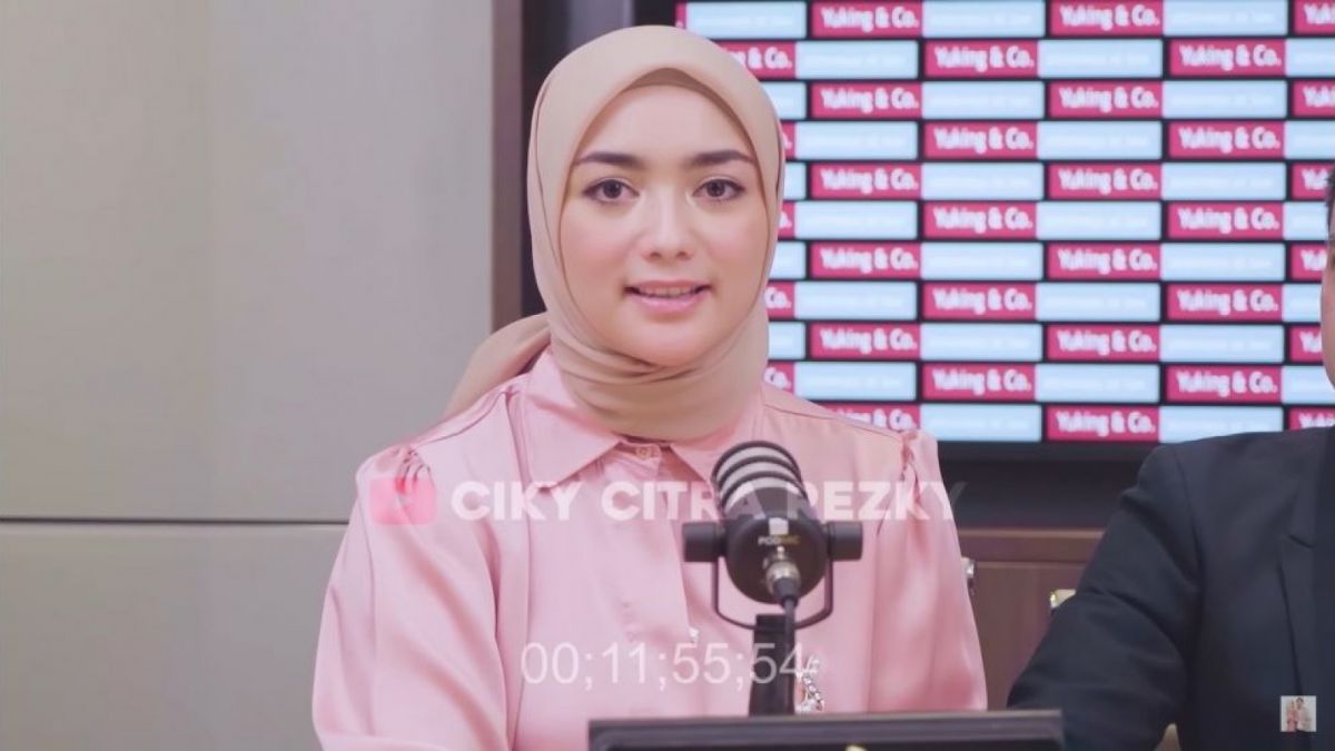 Potret Citra Kirana Dampingi Rezky Aditya Klarifikasi. [YouTube/Ciky Citra Rezky]