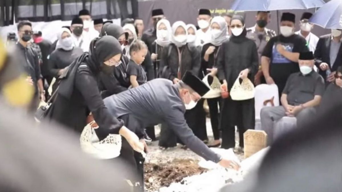 Ridwan Kamil di pemakaman Eril [Twitter @sweetiegums_]