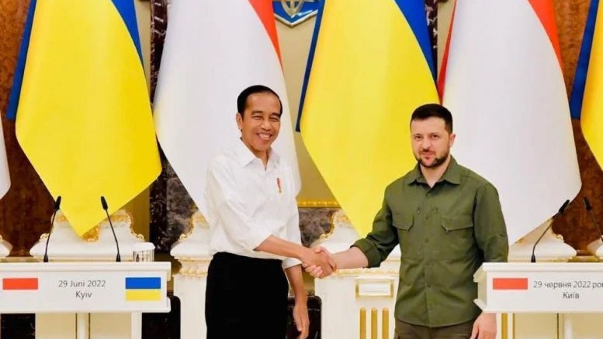 Jokowi bertemu dengan Presiden Ukraina, Volodymyr Zelenskyy di Istana Maryinsky, Kyiv, Ukraina, Rabu (29/6/2022) [Instagram/@jokowi]