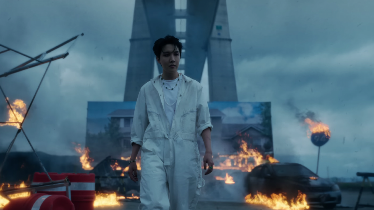 Video musik ARSON yang dinyanyikan J-Hope BTS [Tangkapan layar YouTube]