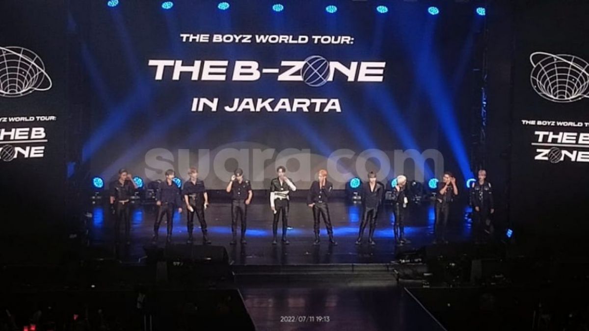Konser The Boyz di Tennis Indoor Senayan, Jakarta, Senin (11/7/2022) [Suara.com/Rena Pangesti] [Mecima Pro]