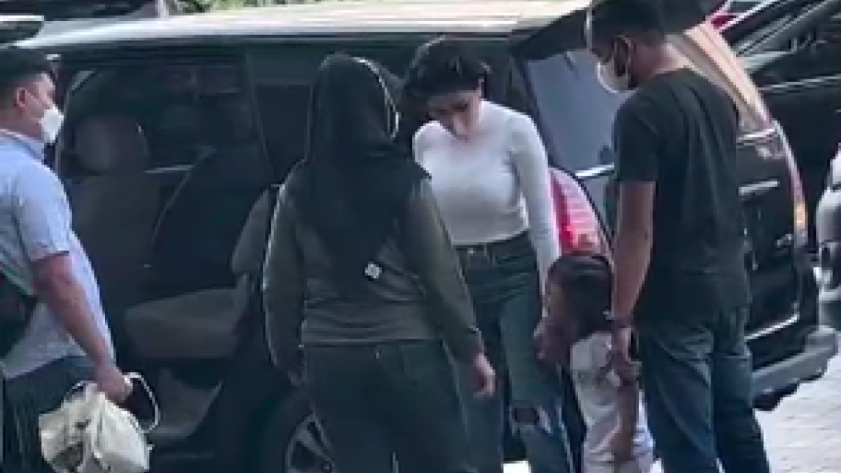 Nikita Mirzani dijemput paksa polisi di sebuah mall di Jakarta, Kamis (21/7/2022) [Instagram/@ramdanalamsyah.id]