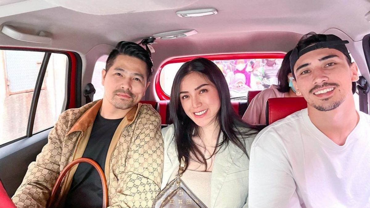 Jessica Iskandar naik taksi online bersama sang suami, Vincent Verhaag (kanan) dan kakak, Erick Iskandar (kiri) [Instagram/@inijedar]