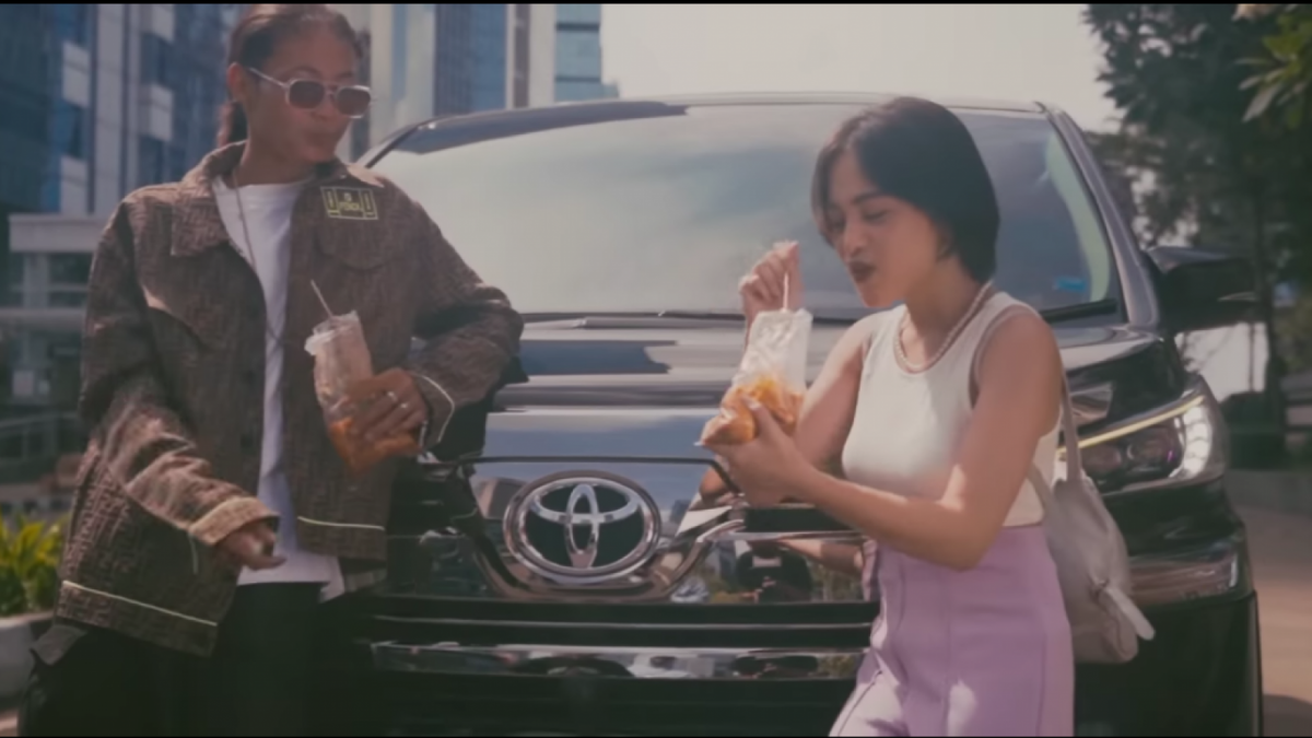 Adegan Bonge dan Jeje dalam video klip Jangan Katakan Cinta yang dinyanyikan oleh Kelvin Joshua [YouTube Kelvin Joshua]