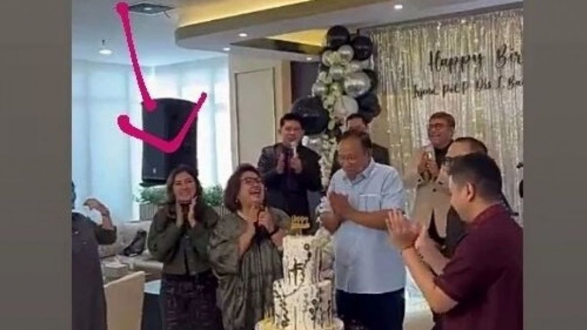 Tangkapan layar sebuah foto Shandy Purnamasari dituding lepas hijab [Instagram]