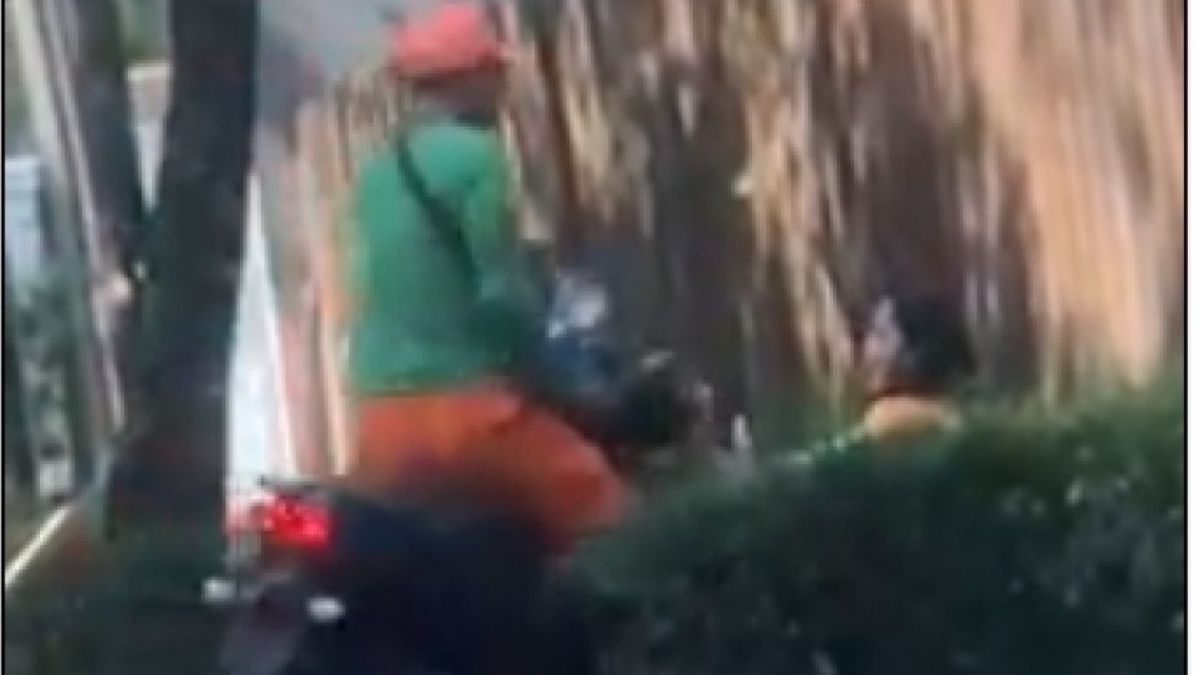 Anggota PPSU di kawasan Kemang aniaya pacarnya di pinggir jalan. Pelaku tendang hingga tabrak korban pakai motor. [Tangkapan layar/Instagram]