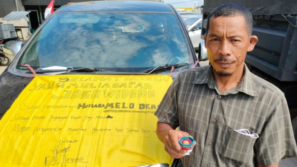 Nelayan Mempawah bernama Edy Purwandi yang berencana menghadiahkan mutiara melo oranye kepada Presiden Joko Widodo, Selasa (9/8/2022). Hanya karena tidak ada yang memfasilitasi, ia gagal bertemu sang presiden [SUARAKALBAR.CO.ID/Foto. Distra]