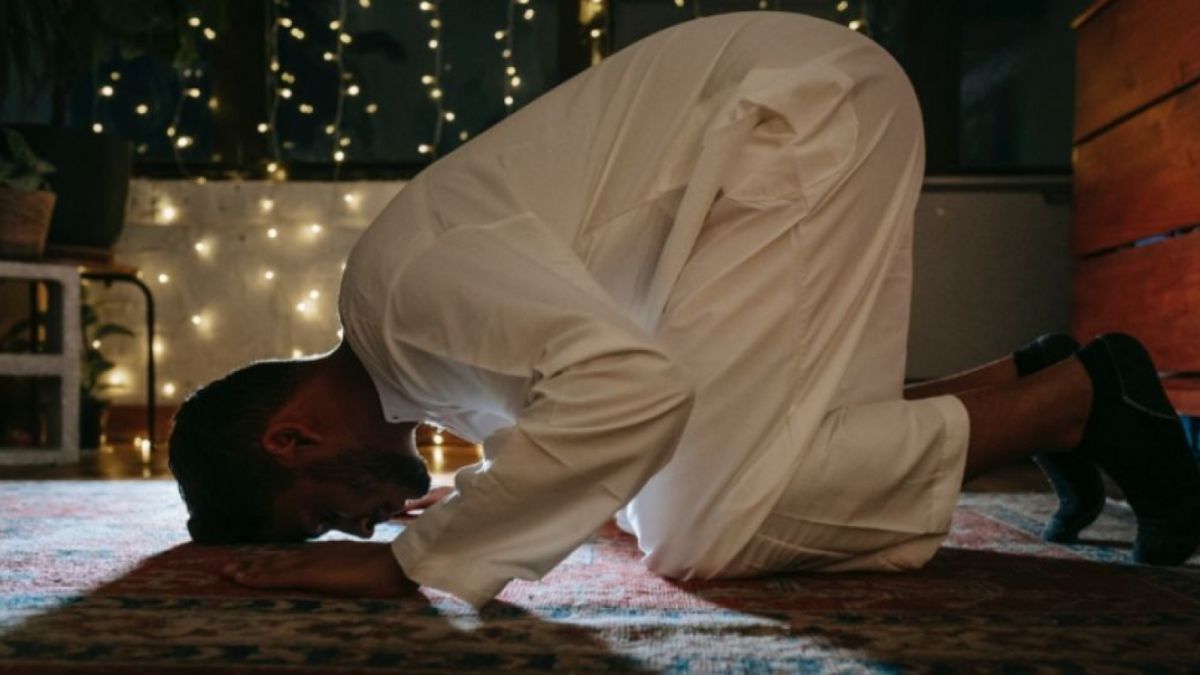 Ilustrasi seseorang yang sedang melaksanakan salat. [Pexels.com/MichaelBurrows]