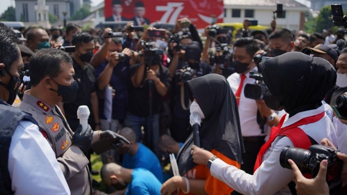 Kapolda Jawa Tengah, Irjen Pol Ahmad Luthfi saat bertemu tersangka kasus judi online selebgram berinisial RM [Dok Humas]