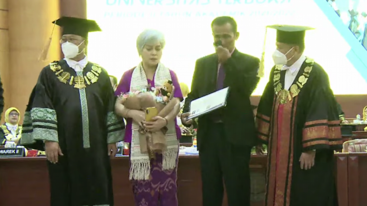 Samuel Hutabarat saat mewakili Brigadir J menerima ijazah di acara wisuda Universitas Terbuka, Pamulang, Tangerang Selatan, Selasa (23/8/2022) [YouTUbe Universitas Terbuka]