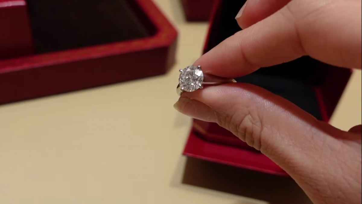 Cincin pertunangan Jess No Limit dan Sisca Kohl [YouTube/Jess No Limit]