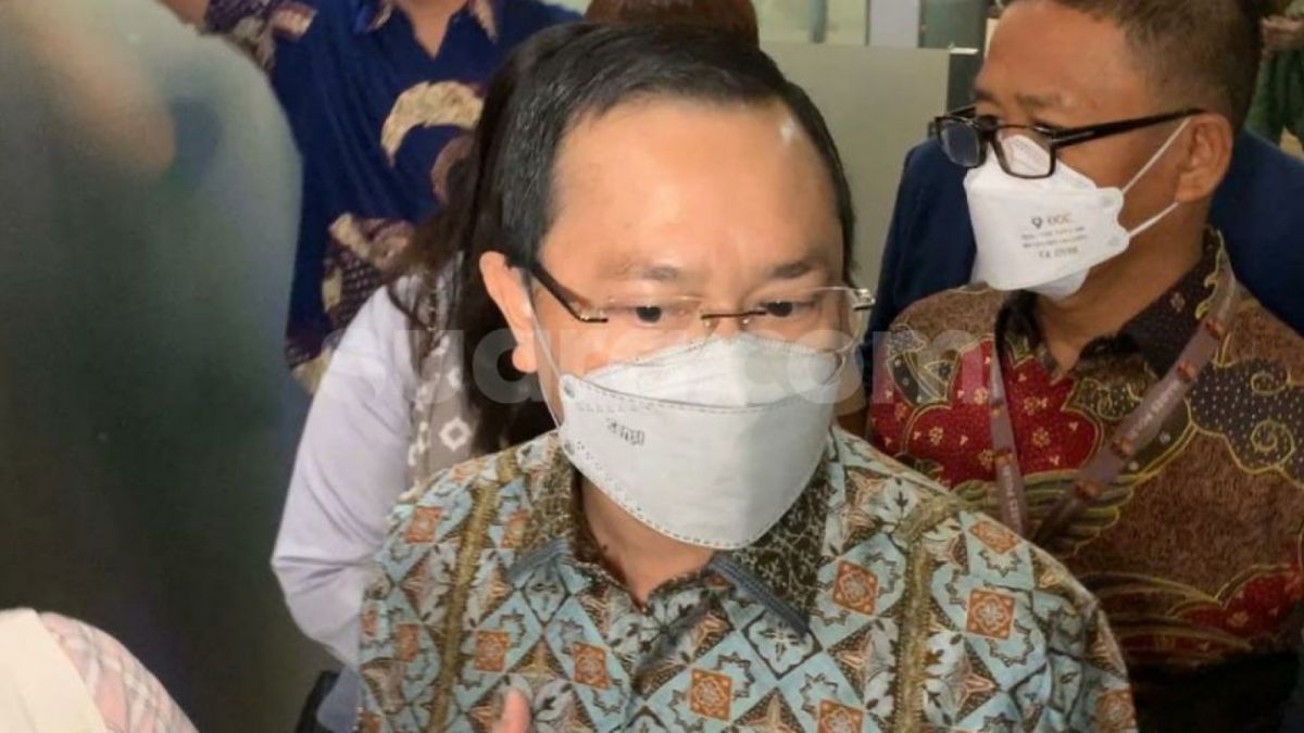 Pengacara Putri Candrawathi, Arman Hanis saat mendampingi kliennya diperiksa Bareskrim Polri [Suara.com/Rakha]