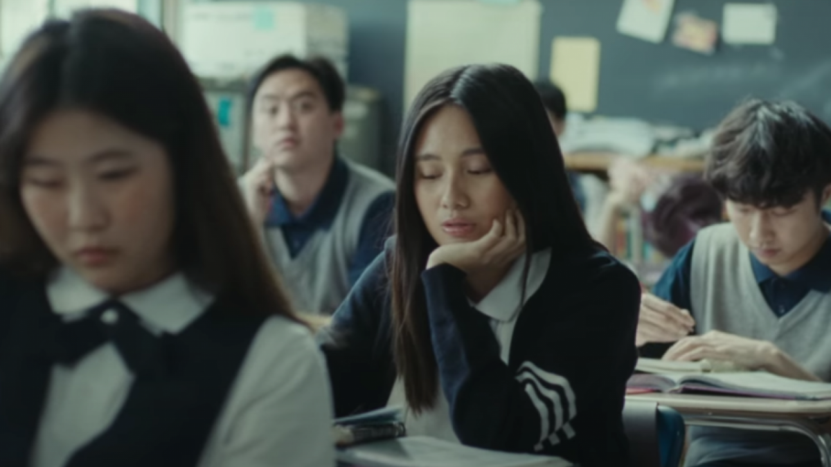 Cuplikan video klip 'High School in Jakarta [YouTube NIKI]