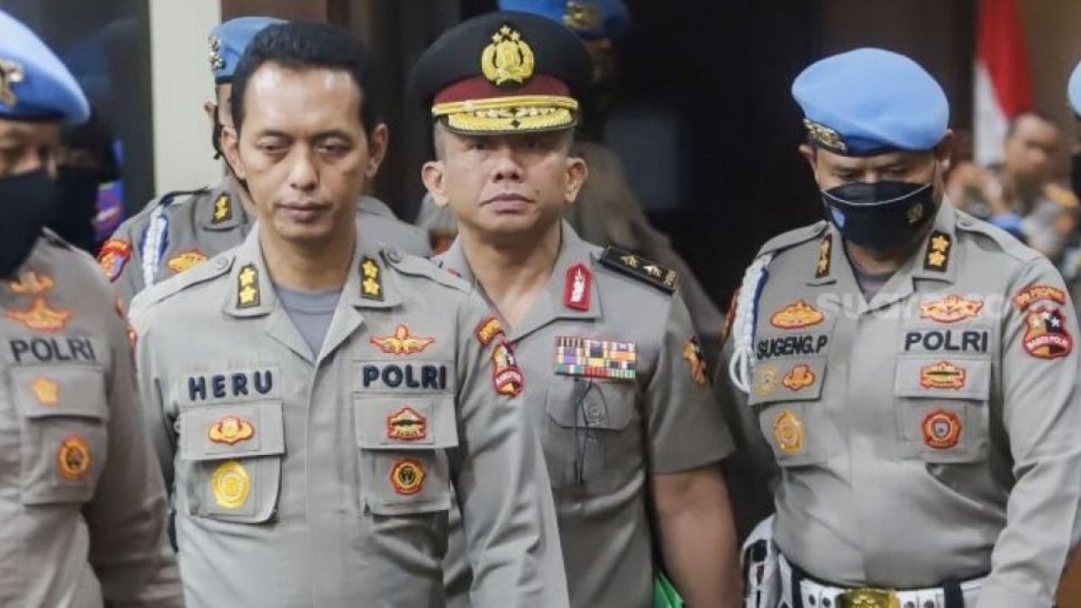 Mantan Kadiv Propam Irjen Pol Ferdy Sambo (tengah) usai menjalani sidang kode etik diMabes Polri [Suara.com/Alfian Winanto]