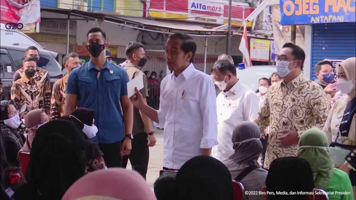 Presiden Joko Widodo menyerahkan bantuan sosial beserta uang senilai Rp1,2 juta untuk bantuan modal para pedagang di Cicaheum, Kota Bandung, Jawa Barat [YouTube Sekretariat Presiden]