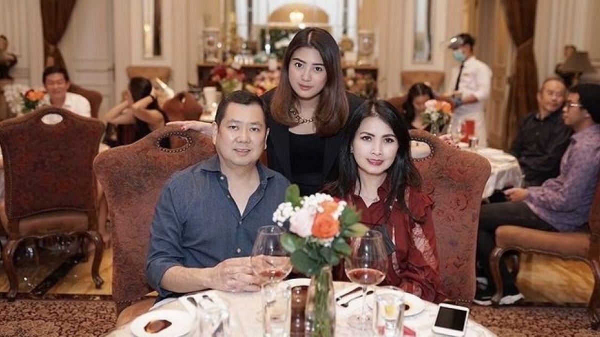 Hary Tanoesoedibjo bersama putri dan istrinya [instagram @valenciatanoe]