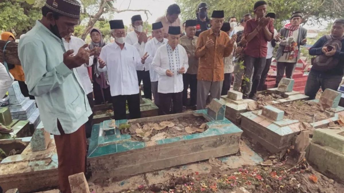 Kiai Gontor ziarah ke makam almarhum AM [Instagram/@pondok.modern.gontor]