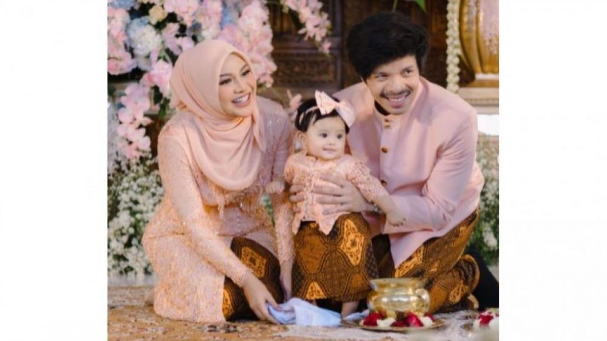 Momen Tedak Siten baby Ameena [Instagram/ aurelie.hermansyah]