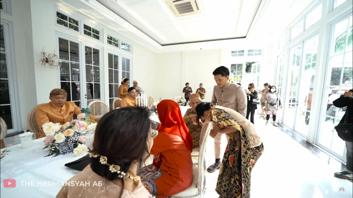 Thariq Halilintar memperkenalkan Fuji ke keluarga besarnya [YouTube The Hermansyah A6]