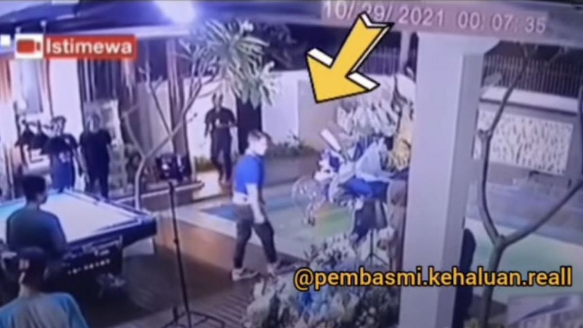 Viral rekaman CCTV Rizky Billar lempar bola biliar ke arah Lesti Kejora [Instagram/@lambegosiip]