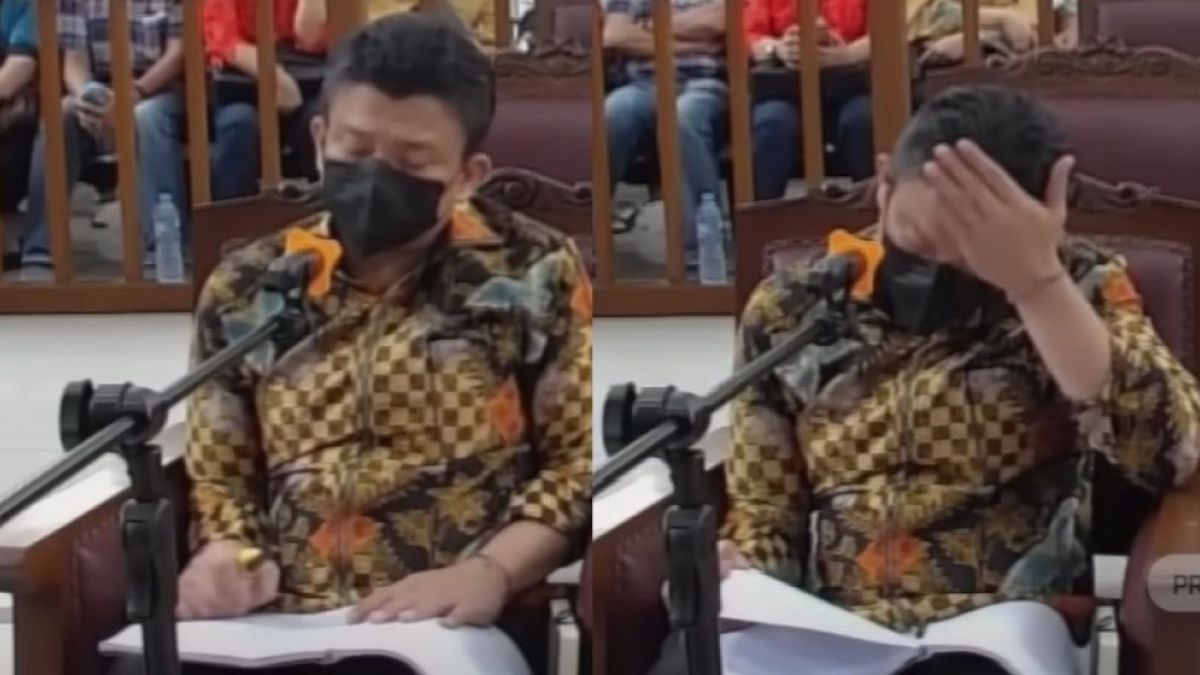 Ferdy Sambo begitu khusyu menyimak bacaan dakwaan di PN Jakarta, Selatan (Youtube/ tvOneNews).