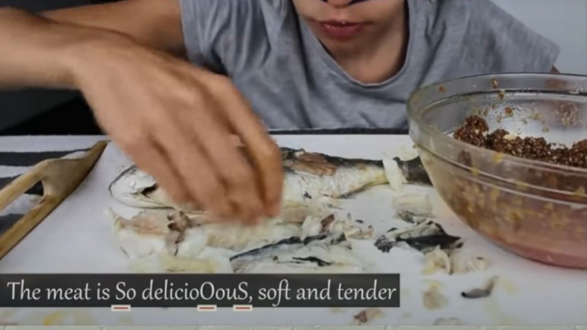 Tulisan Kate Yup yang seolah meminta pertolongan [tangkapan layar/youtube]