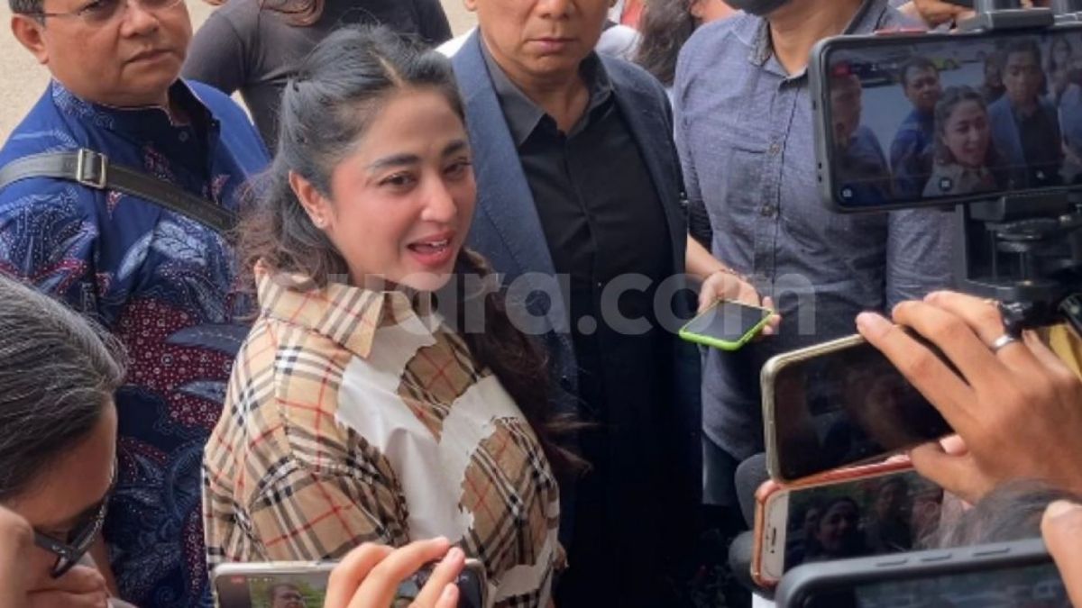 Dewi Perssik laporkan akun haters ke Polres Metro Jakarta Selatan [Adiyoga Priyambodo/Suara.com]