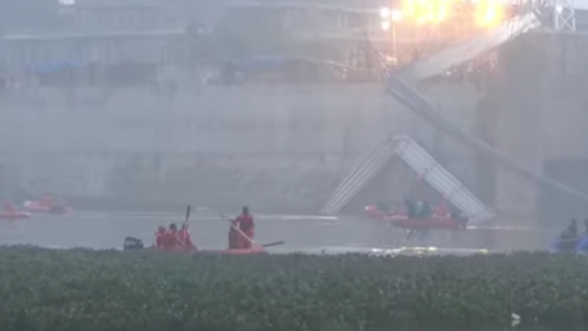 Jembatan Gantung Berusia 100 Tahun di India Runtuh [YouTube India Today]