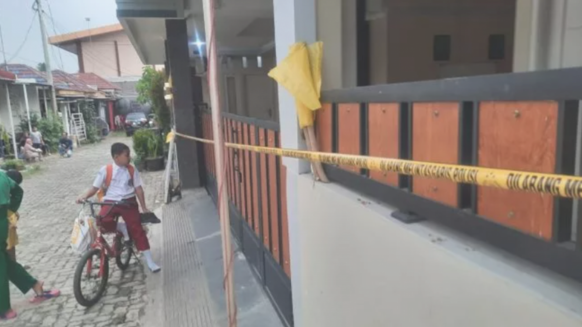 Garis Polisi Membentang Mengelilingi Tempat Kejadian Perkara (TKP) Pembunuhan Anak dan Istri Kritis di Depok [Egi Abdul Mugni/Suara.com]
