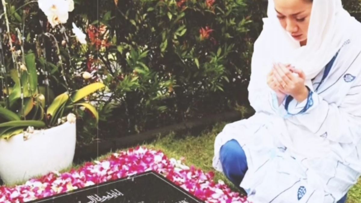 BCL berdoa di makam Ashraff sinclairScreenshot_20221109_130325 [Instagram/@bclsinclair]