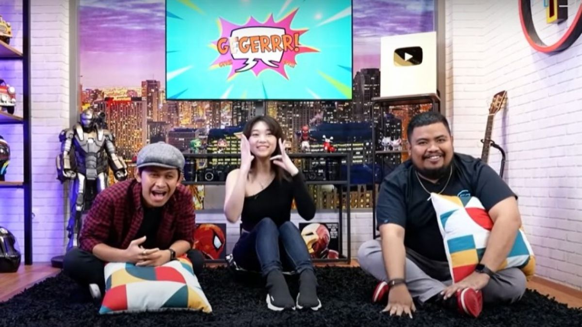 Livy Renata menjadi bintang tamu sebuah acara yang dipandu Rigen dan Indra Jegel [YouTube/  Tema Indonesia]