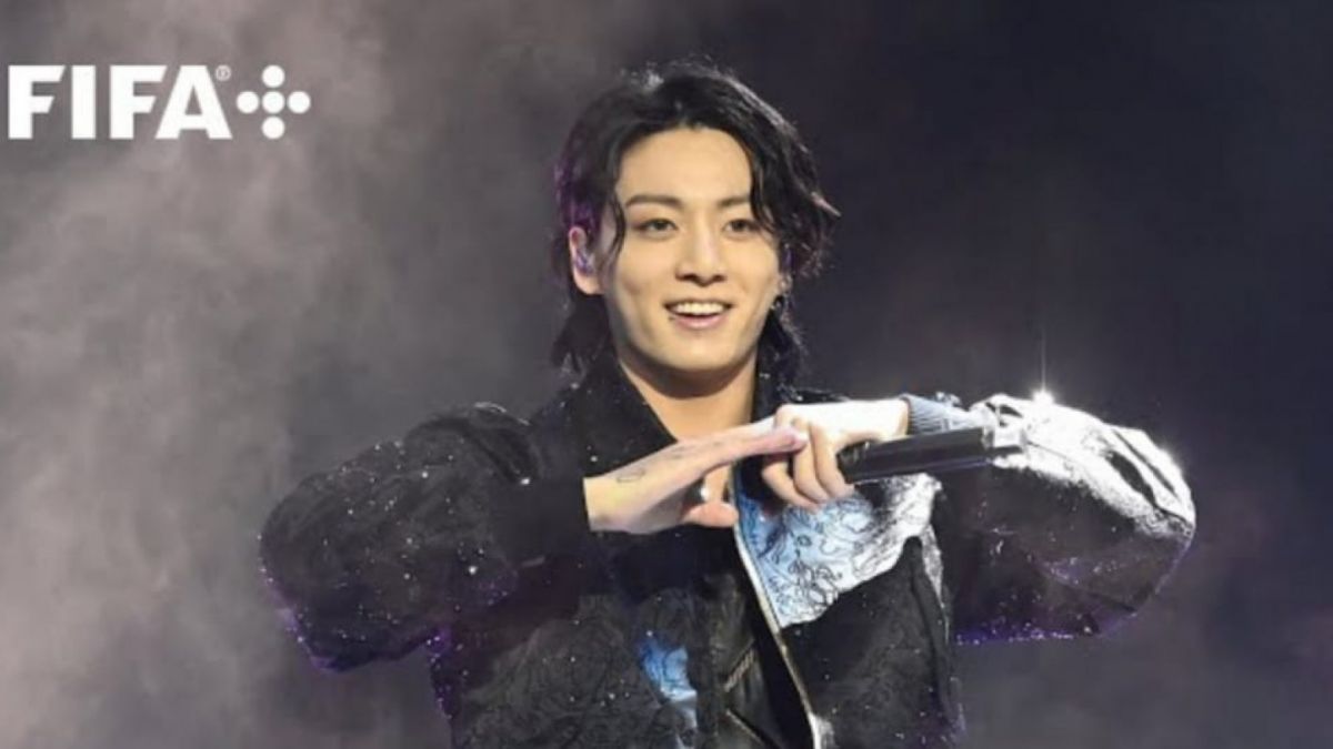 Jungkook BTS saat tampil membawakan 'Dreamers' di FIFA World Cup Opening Ceremony [Tangkap layar YouTube Channel FIFA]