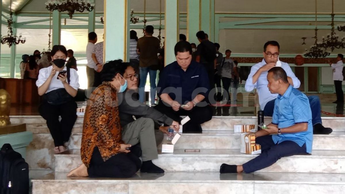 Menteri BUMN Erick Thohir saat bersama Menteri Investasi/BKPM Bahlil Lahadalia dan Menhub Budi Karya Sumadi di Pura Mangkunegaran [Suara.com/Ari Welianto]