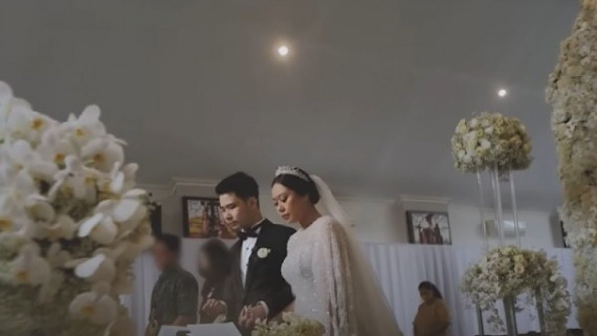 Wajah dua orang yang diduga sebagai kedua orang tua Sisca Kohl di blur [YouTube/ Sisca Kohl]