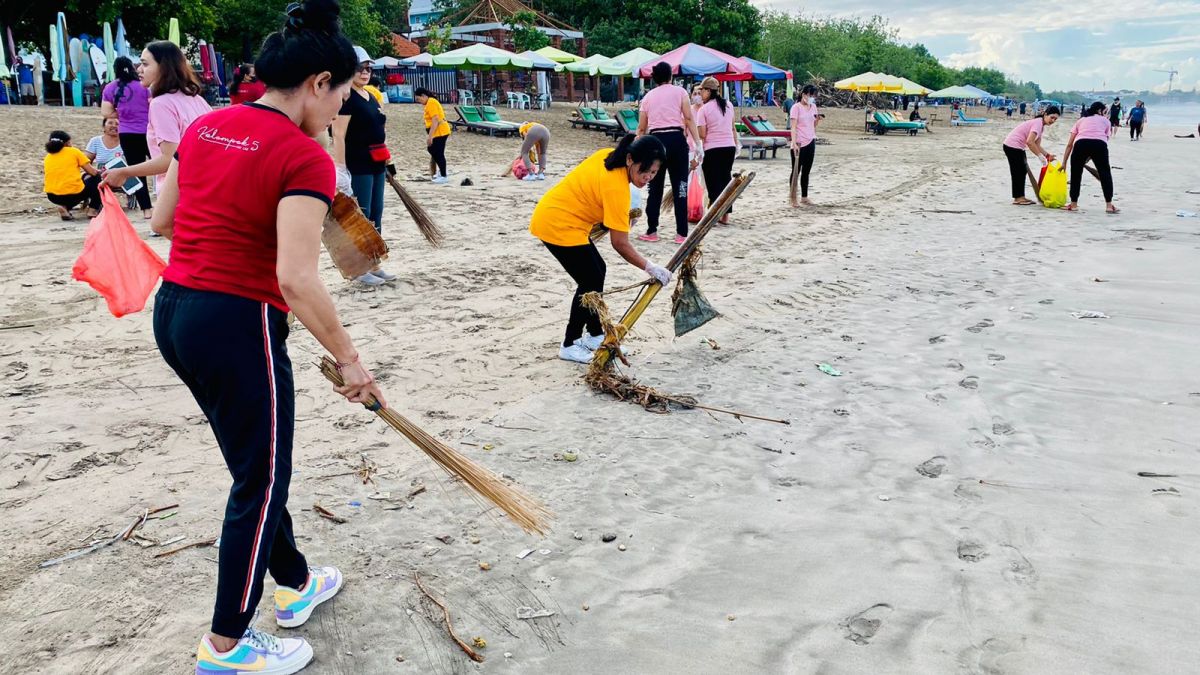 Tim Rapel bersama Ibu-ibu PKK Banjar Legian Kelod menggelar kegiatan Beach Clean-up Day di Pantai Legian, Bali. [dok. pri]